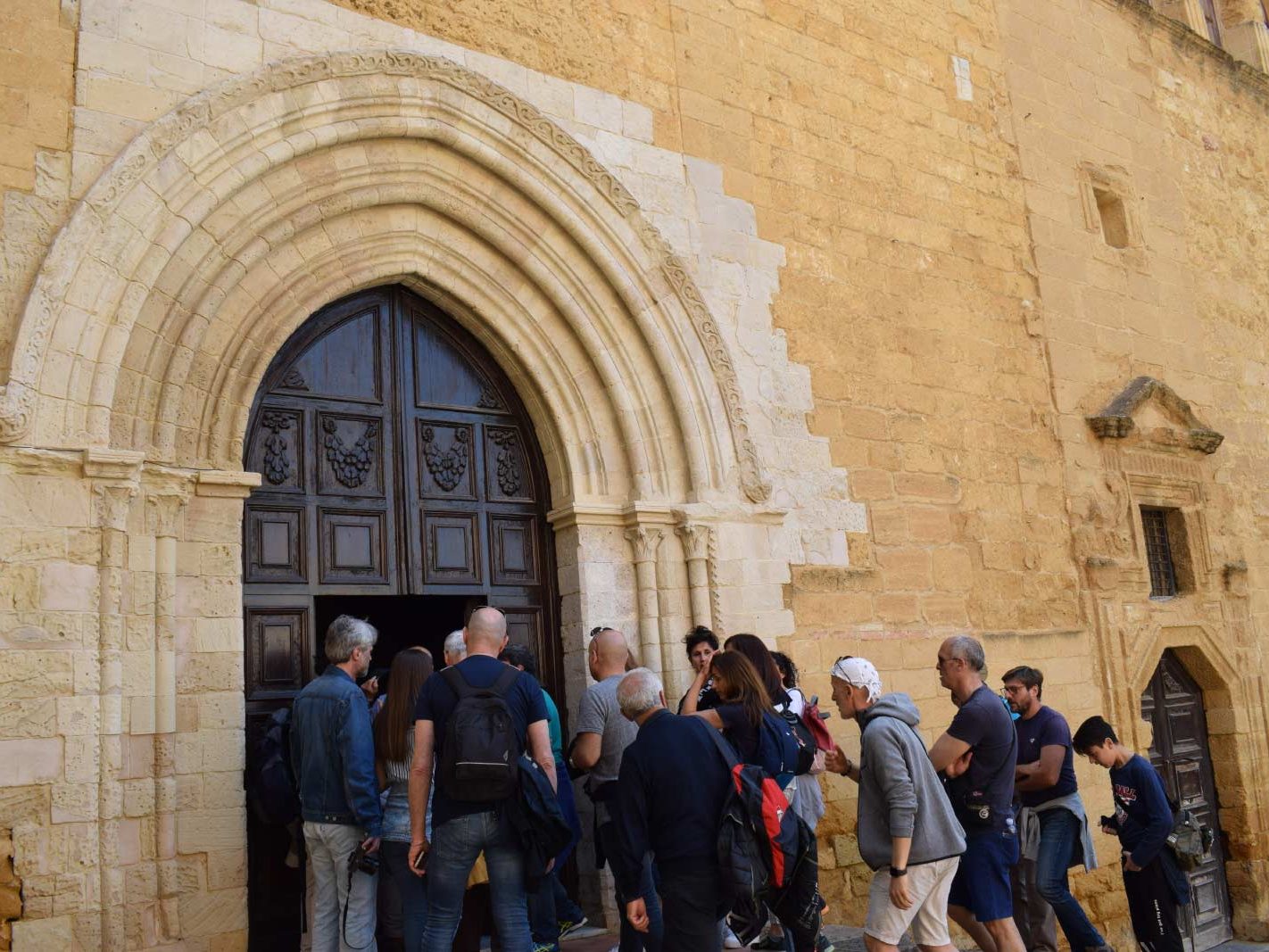 Un gruppo davanti all'ingresso della chiesa di Santo Spirito