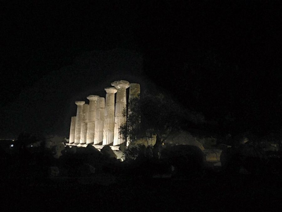 Il tempio di Ercole illuminato di notte