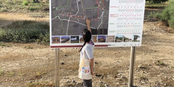 Laura Danile indica un percorso su un pannello alla valle dei templi