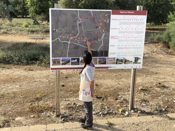 Laura Danile indica un percorso su un pannello alla valle dei templi