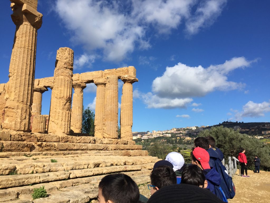 Un gruppo di bambini davanti al tempio di Giunone, Agrigento