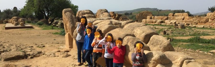 Foto di gruppo con la guida al telamone del tempio di Zeus indossando una maschera