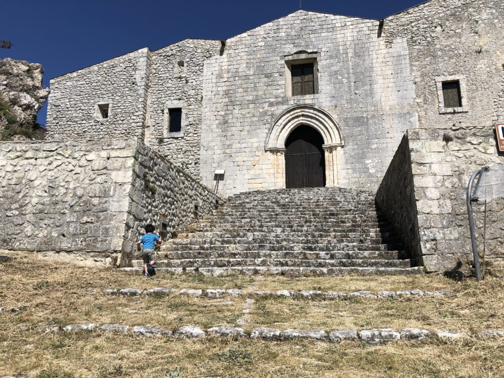 Caltabellotta - Chiesa Madre con bambino che corre verso la scalinata di accesso