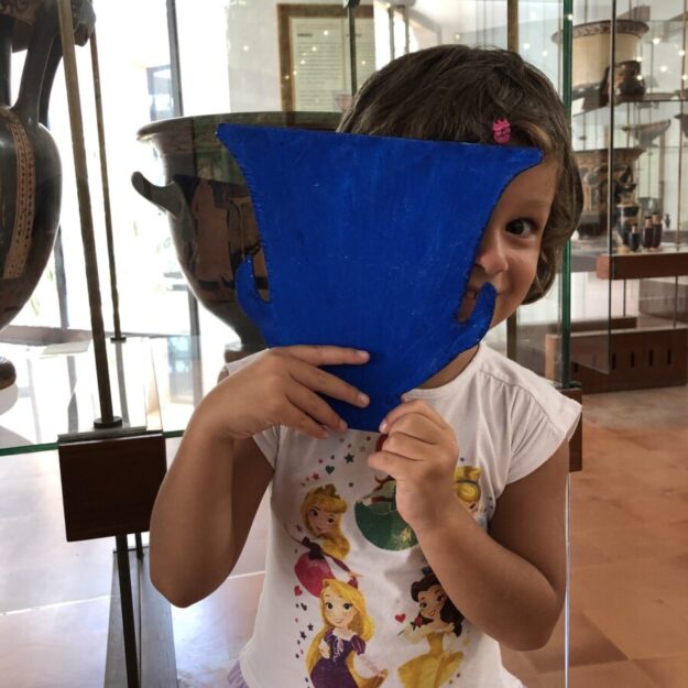 Bimbi che osservano la ceramica attica durante un family tour al museo di Agrigento 5