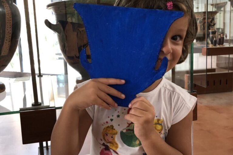 Bimbi che osservano la ceramica attica durante un family tour al museo di Agrigento 5